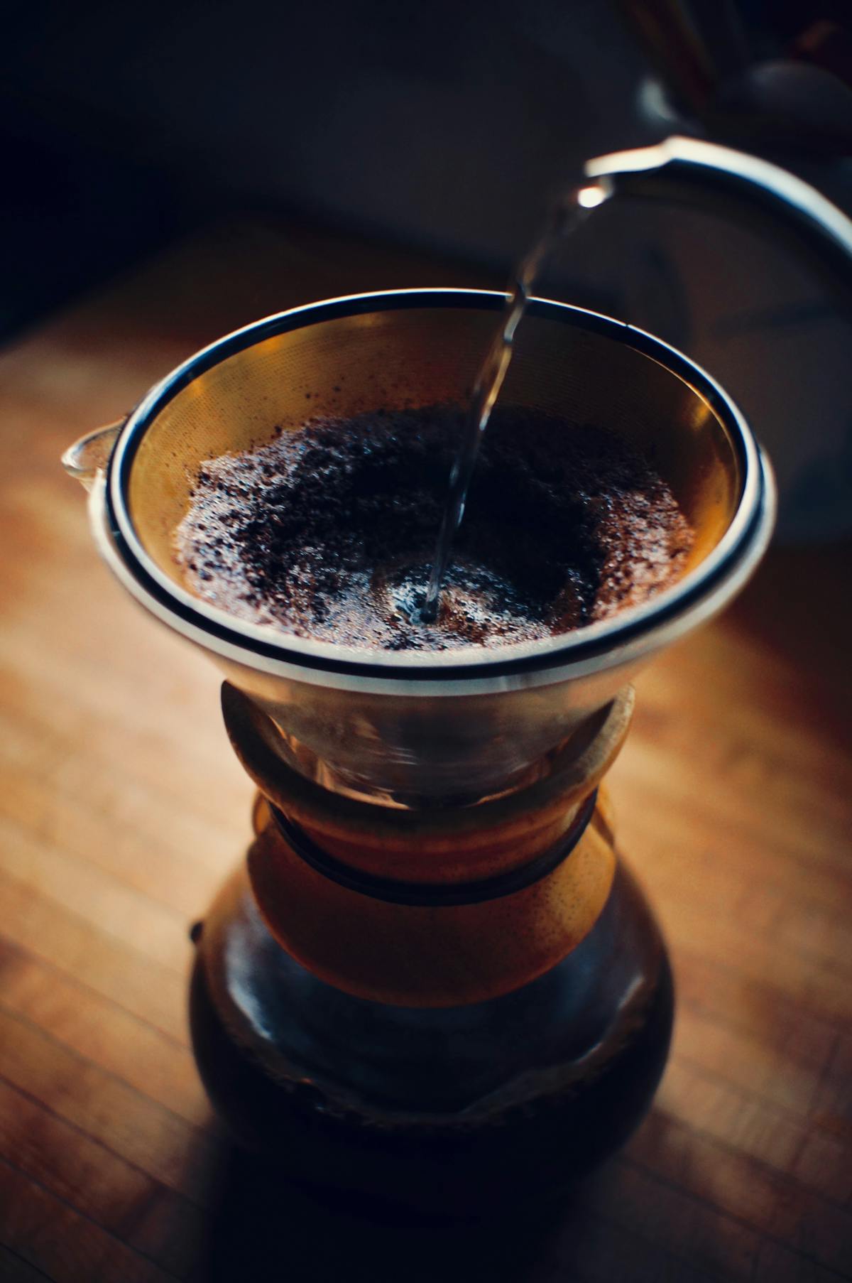 Café filtre préparé en Chemex, la carafe en verre emblématique
