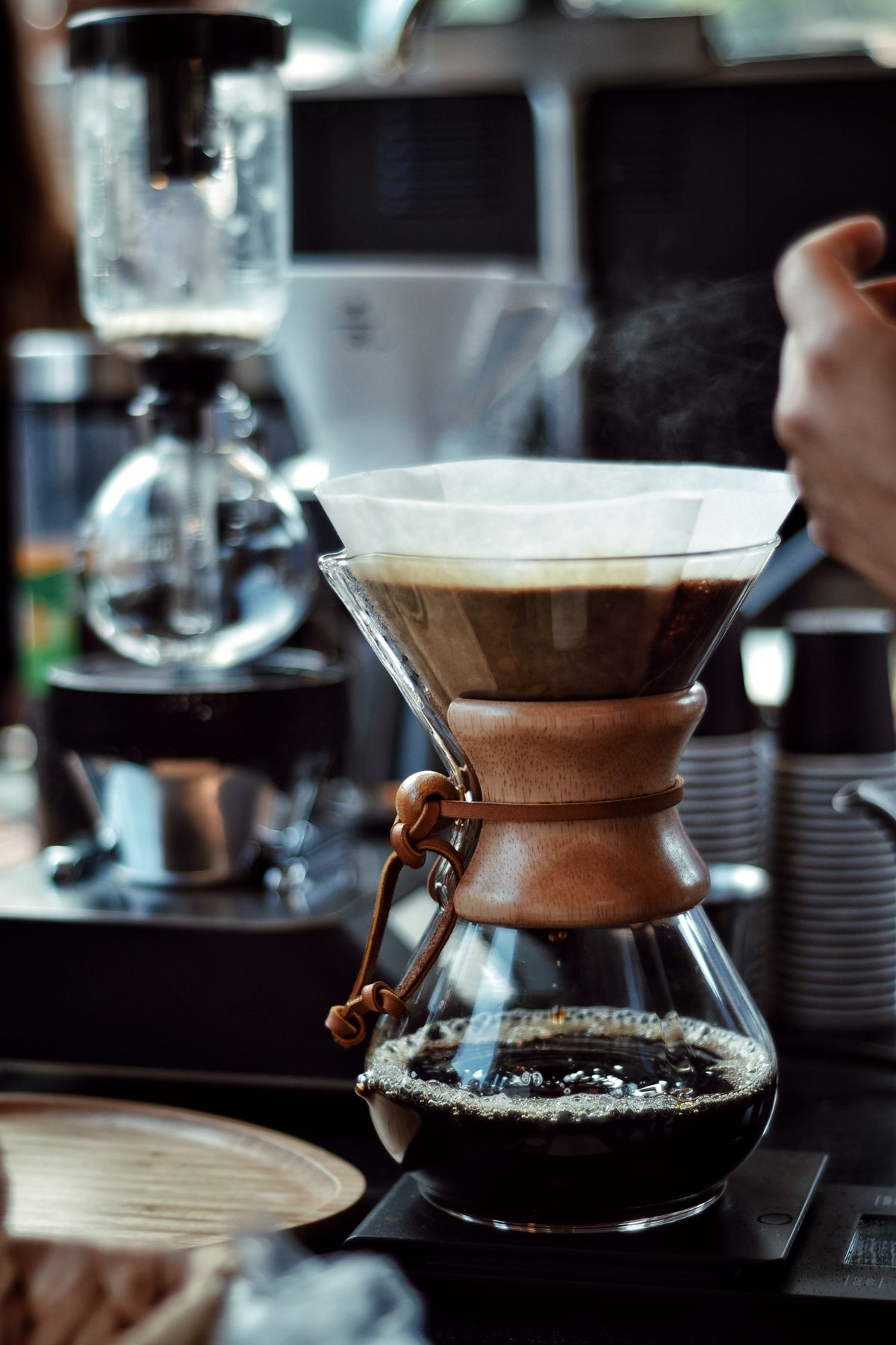 Préparation d'un café filtre pour-over versé à la main