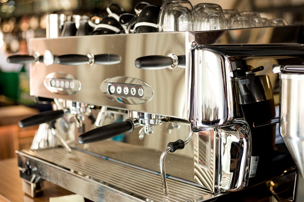 Machine espresso en inox sur un plan de travail